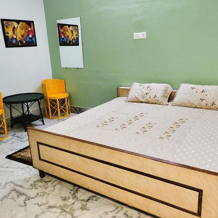 Yellow Homestay - Modern 2Bhk Ac Stay Джабалпур Экстерьер фото
